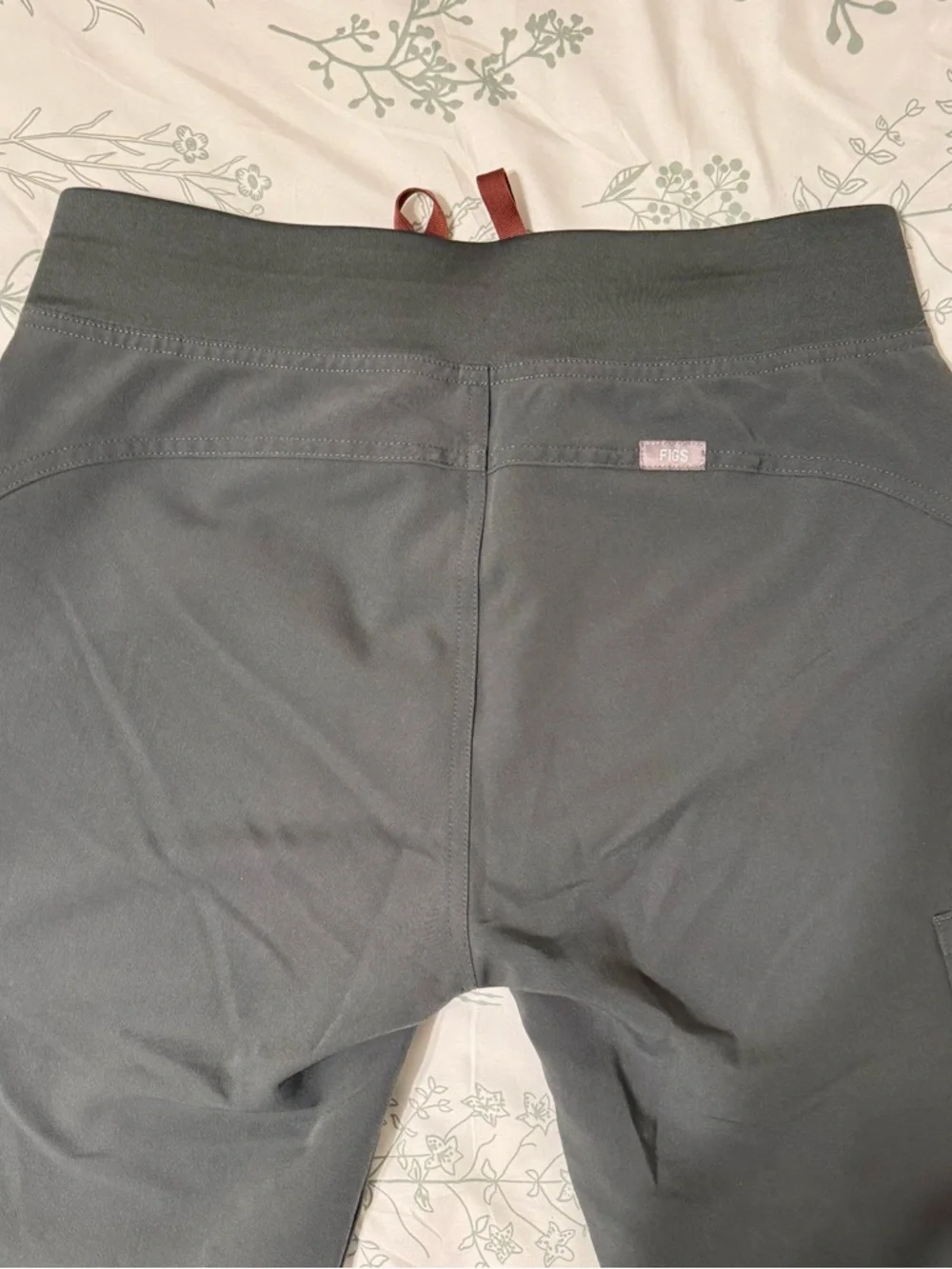 Figs Women’s Kade Cargo Scrub Pant in Moss Green XS-TALL - Picture 4 of 6